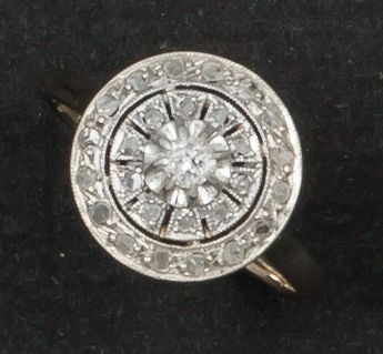 null Bague en or gris ornée d'un diamant taillé en brillant dans un entourage de...