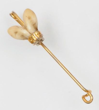 null Broche « Trophée de Chasse » en métal doré ciselé ornée d’un croc de cerf. P....