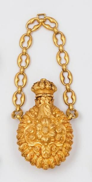 null Vinaigrette en or jaune à décor de fleurs et de rinceaux feuillagés. (1819-1838).
P....
