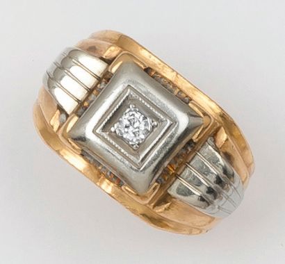 null Bague «Tank» en or jaune et or gris godronnés ornée d'un diamant taillé en brillant....