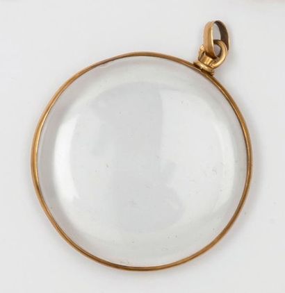 null Pendentif rond porte-photo en or jaune.
P. 7,5g.