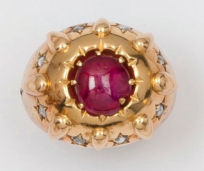 null Bague en or jaune ciselé et godronné ornée d'un rubis cabochon et de diamants...