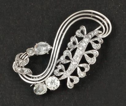 null Broche «Gerbe» en or gris 14K ornée de diamants taillés en brillant et de diamants...