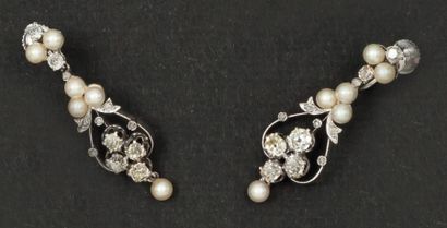 null Paire de pendants d'oreilles en or gris ajouré ornés de perles et diamants taillés...