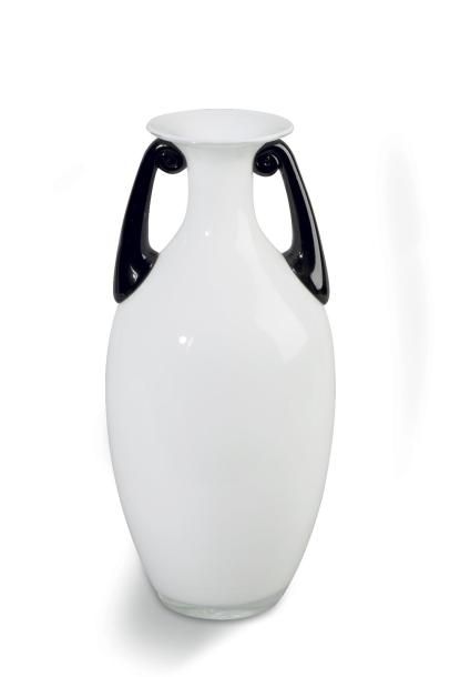 null Travail Art Déco Vase de forme balustre en verre opalin blanc à deux anses en...