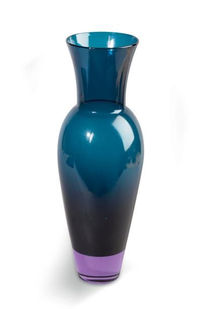 null Anja KJAER (Née en 1956) pour HOLMEGAARD Vase de forme balustre en verre bleuté...