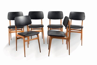 null Travail italien des années 60 Suite de six chaises, structure en bois verni,...