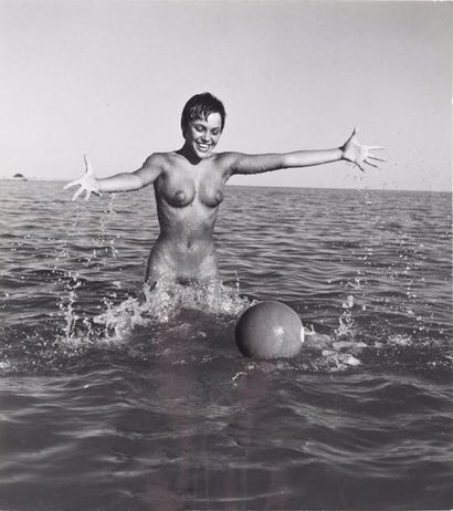 null André de Dienes (1913-1985) Nu dans la mer et jeux de ballon, c. 1960. Épreuve...