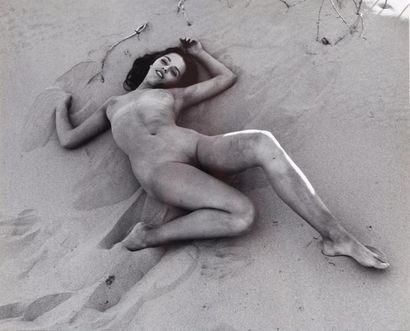 null André de Dienes (1913-1985) Nu allongé sur le sable, c. 1960. Épreuve argentique...