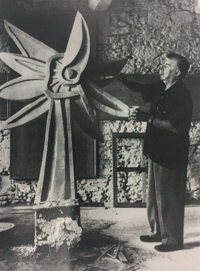 null Fernand LÉGER (1881-1955) Le Tournesol Sculpture en grès émaillé. 46 x 50 cm...
