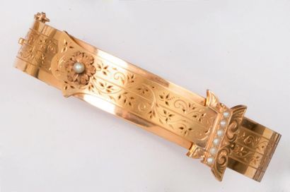 Bracelet rigide ouvrant en or rose ciselé...