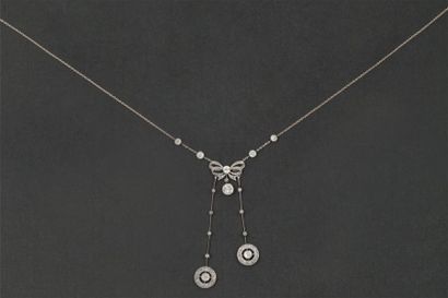 null Collier « Négligé » en or gris orné d’un motif « Nœud » serti d’un diamant de...