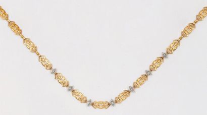 null Collier en or jaune et or gris à maillons ajourés à décor de palmettes alternés...