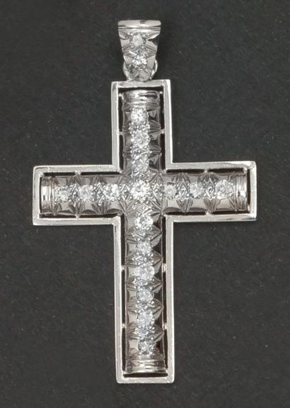 null Pendentif « Croix » en or gris entièrement serti de diamants taillés en brillant....