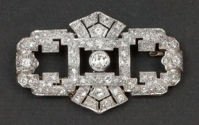 null Broche plaque en or gris à décor géométrique entièrement sertie de diamants...