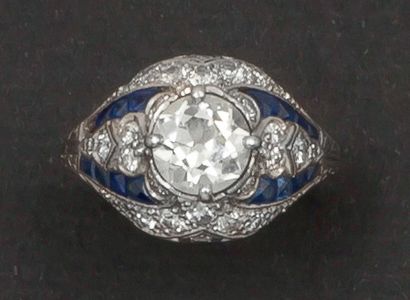 null Bague en or gris à décor géométrique serti de diamants et de saphirs calibrés...