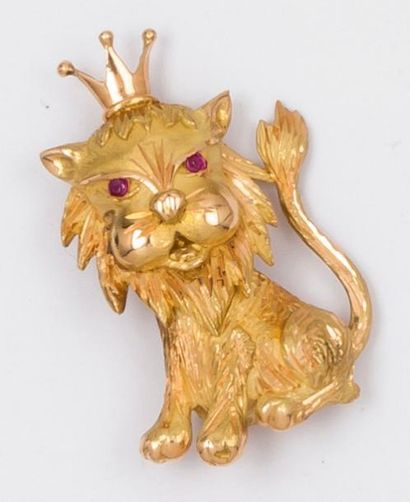 null Broche « Lion couronné » en or jaune ciselé, les yeux ornés de pierres rouges....