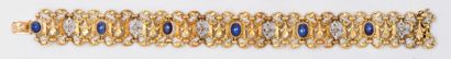 null Bracelet articulé en or jaune et or gris à décor de fleurs de lys serties de...