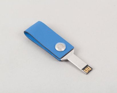 null HERMÈS Paris made in France	

*Clef USB 8GB « In the Pocket » dans sa gaine...