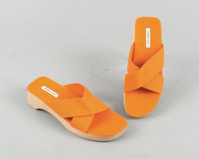 null HERMÈS Paris made in Spain	

*Paire de sandales en toile orange, semelle en...