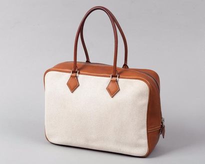 null HERMÈS Paris made in France Année 2001	

*Sac « Plume » 32 cm en toile « H »...