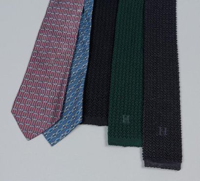 null HERMÈS Paris made in France Lot de cinq cravates dont deux en soie imprimée...