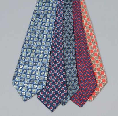 null HERMÈS Paris made in France Lot de cinq cravates en soie imprimée (deux tac...