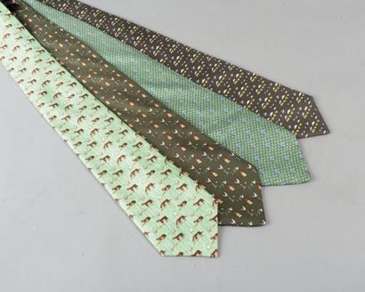 null HERMÈS Paris made in France	

*Lot de quatre cravates en soie imprimée à dominante...