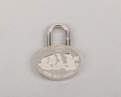 null HERMÈS Paris made in France	

*Porte-clefs en métal argenté palladié titré « Année...