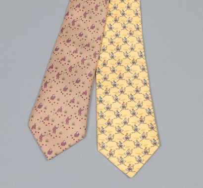 null HERMÈS Paris made in France Lot de deux cravates en soie imprimée à motifs divers....
