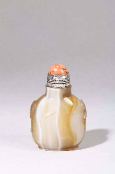 null Chine, XIXe siècle Flacon de tabatière de forme balustre en agate beige et miel,...