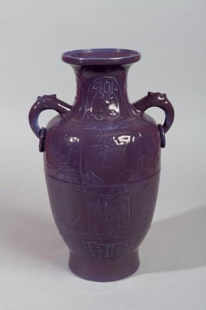 null Chine, XIXe siècle Vase balustre et émail lavande manganèse, à décor archaïsant...