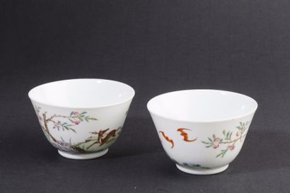 null Chine, début XXe siècle Paire de petites coupes en porcelaine et émaux de la...