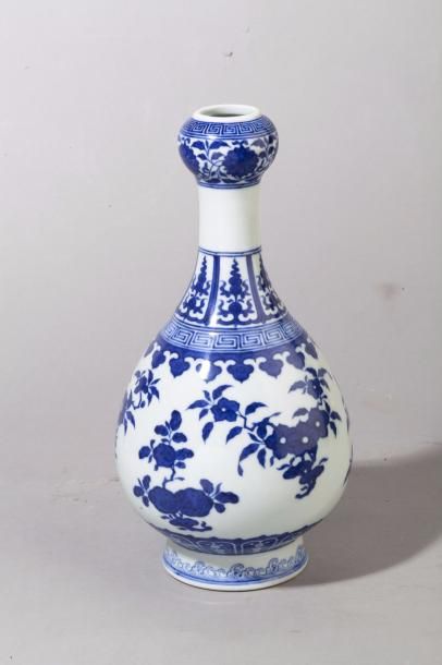 null Chine, XXe siècle Vase bouteille à extrémité bulbeuse en porcelaine blanc bleu,...