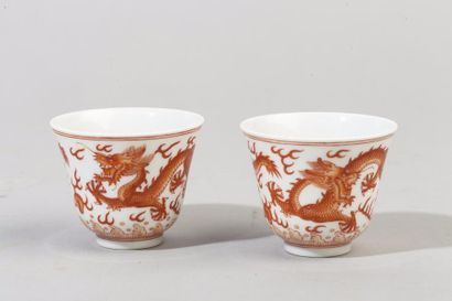 null Chine, Marque et époque Tongzhi (1861-1875) Paire de petites coupes en porcelaine...