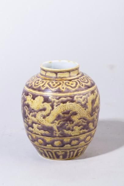 null Chine, XXe siècle Vase balustre en porcelaine et émail jaune et aubergine, à...