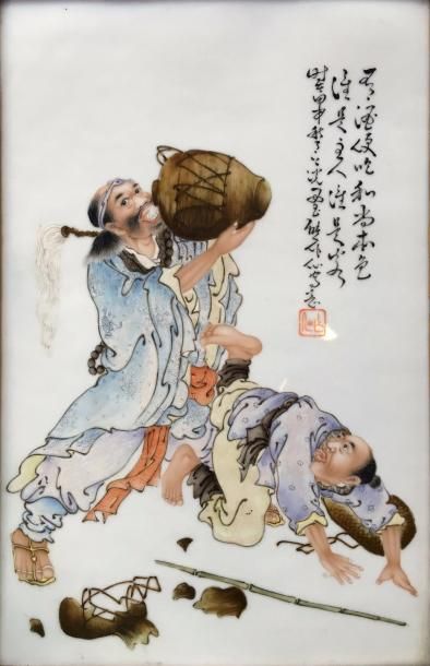 null Xiong Zuoxian (XXème) Panneau en porcelaine et émaux de la famille rose, à décor...