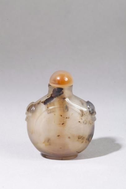 null Chine, XIXe siècle Flacon de tabatière de forme gourde en agate beige et inclusions...