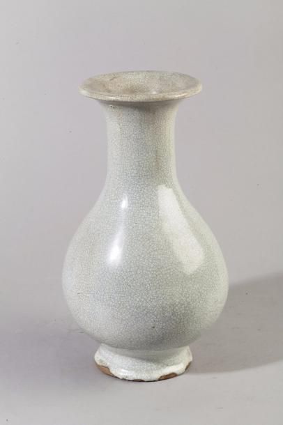 null Chine, 1ère moitié XXe siècle Vase balustre à ouverture évasée en grès et émail...