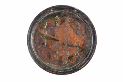 null Chine, période Ming, XVIIe siècle Boîte couverte en bronze argenté rehaussé...