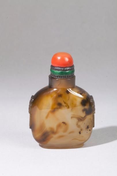 null Chine, XIXe siècle Flacon de tabatière de forme balustre en agate miel et brune,...