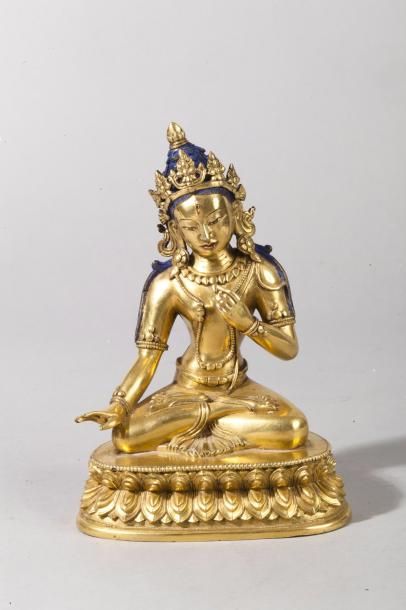 null Chine, XVIIIe siècle Sujet en bronze doré, représentant la divinité Ushnisha...