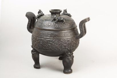 null Chine, période Ming, XVIIe siècle Important brûle-parfum tripode couvert de...