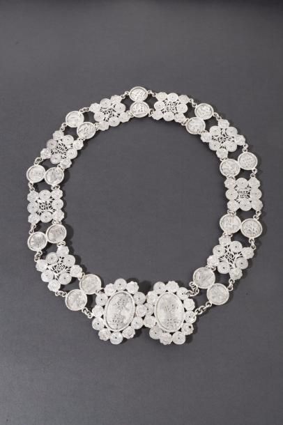 null Chine, vers 1900 Ceinture en argent à 18 maillons, à décor de sapèques alternant...