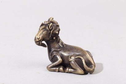 null Chine, XXe siècle Poids de calligraphe en bronze, représentant un bélier allongé....