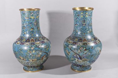 null Chine, 1ère moitié du XIXe siècle. Paire de vases balustre à long col en bronze...