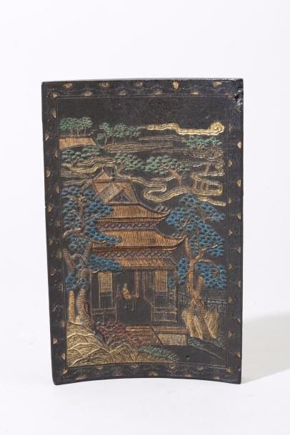 null Chine, XIXe siècle Pierre à encre en forme de tuile, laquée or et couleurs (rouge...