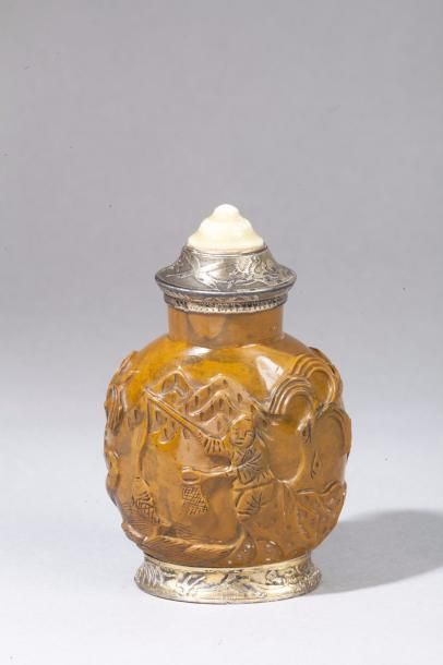 null Chine, XIXe siècle Flacon de tabatière de forme balustre en jaspe marron, d'un...