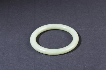 null Chine, XXe siècle Bracelet jonc en jade céladon. Diam. Intérieur 6 cm