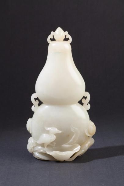 null Chine, fin XIXe siècle Vase couvert en jade céladon en forme de coloquinte,...